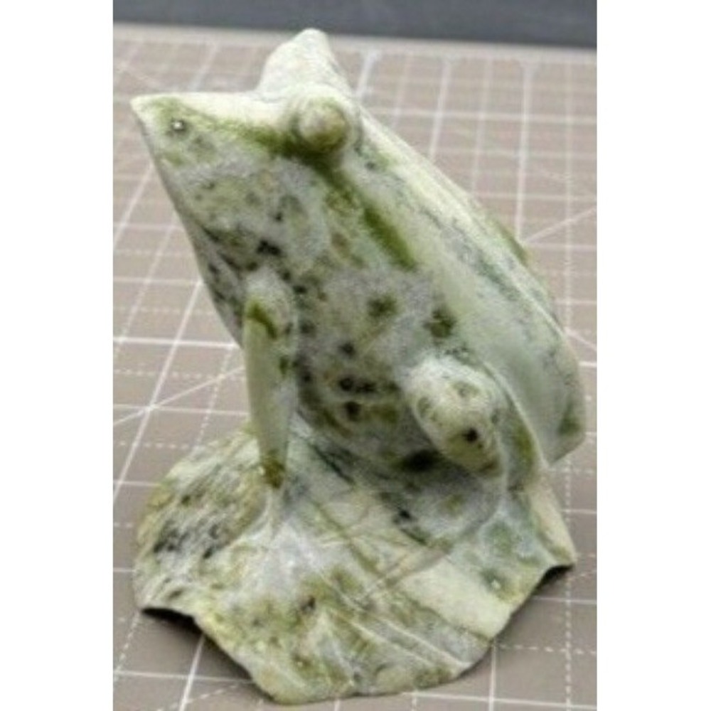 Vintage Carved Frog Figurine Paperweight Marbled Green Spinach Colored Stone 4"